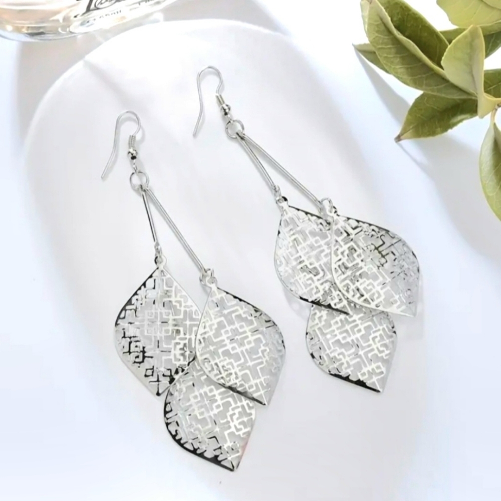 Hollowed Out Metal Leaf Dangle Earrings. NWT. Fast Ship. Very Shiny.